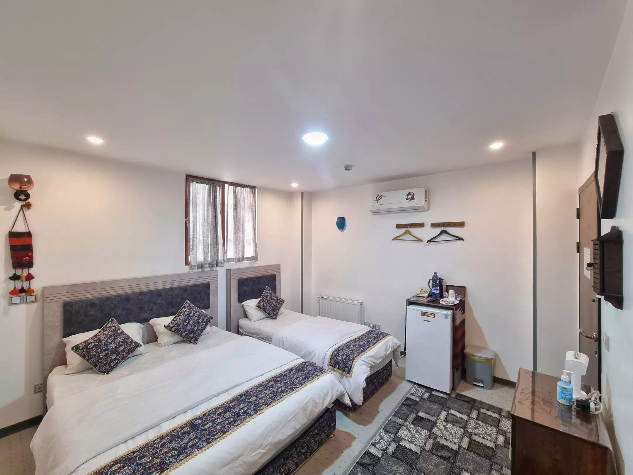 Alibaba https://cdn.alibaba.ir/ostorage/hotel-accommodation-images/681f532ef6e8766ef96f5376_سه تخته دابل وسینگل (2).webp